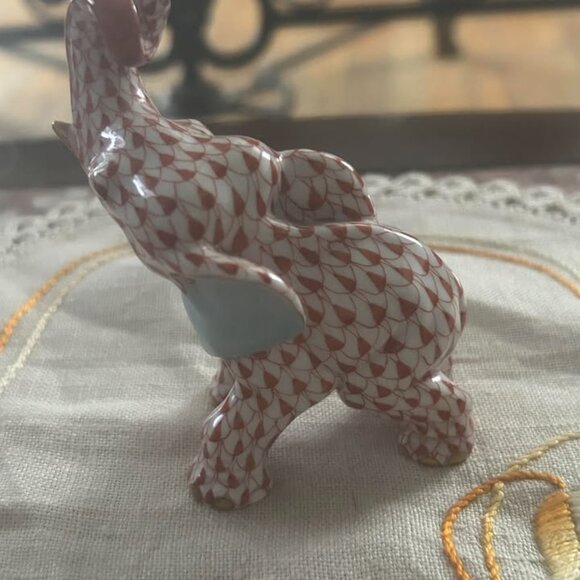 Herend Elephant Figure in Rust Net Pattern with 24k gold. - Picture 6 of 6